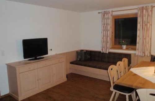 Hainzenberg Apartment | Family-Friendly Retreat at Landhaus Alpenjäger - 9/10 Rating