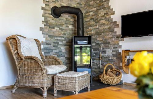 Gemarkung Tailfingen Apartment | Family-Friendly Landhaus am Lammerberg with Kitchen Amenities