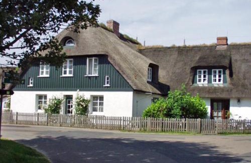Utersum Apartment | Comfortable Retreat at Landhaus am Meer - Whg 8 Westerley