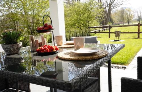 Zulpich Apartment | Relax at Landhaus Bachglück: 4-Star Oceanfront Retreat