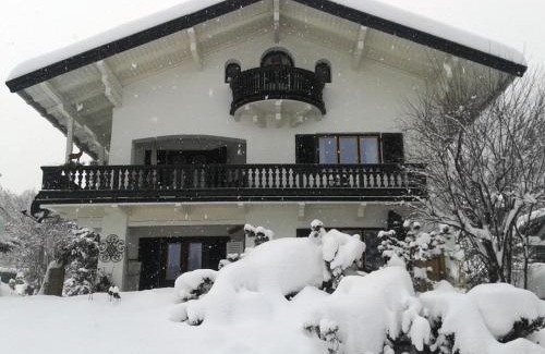 Reit im Winkl Apartment | Discover Landhaus Bellecôte: Pet-Friendly Retreat with Breakfast