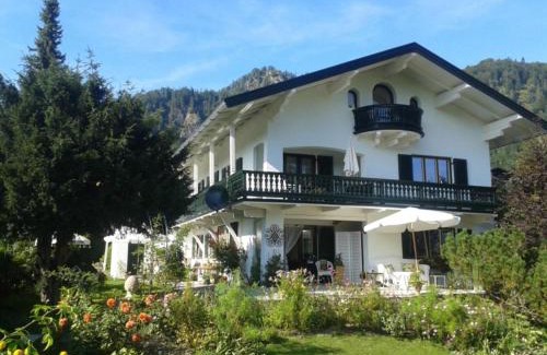 Reit im Winkl Apartment | Discover Landhaus Bellecôte: Pet-Friendly Retreat with Breakfast
