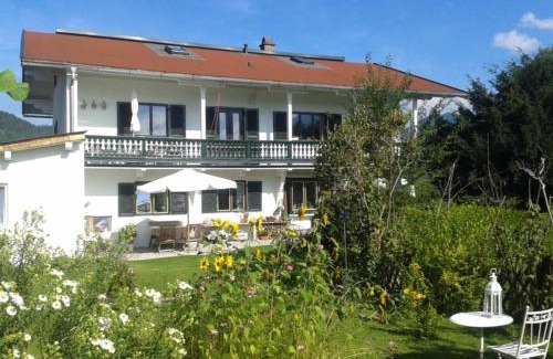 Reit im Winkl Apartment | Discover Landhaus Bellecôte: Pet-Friendly Retreat with Breakfast