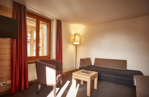Saanen Hotel | Exceptional Landhaus: Family-Friendly Stay with Delicious Dining