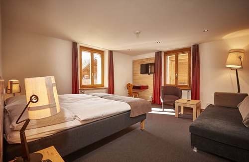 Saanen Hotel | Exceptional Landhaus: Family-Friendly Stay with Delicious Dining