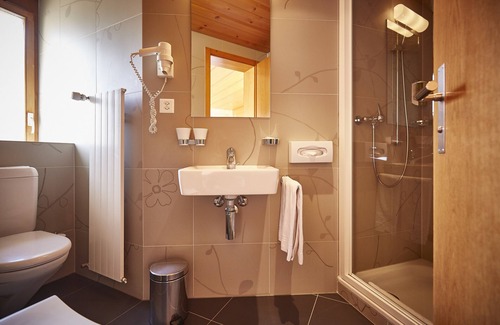 Saanen Hotel | Exceptional Landhaus: Family-Friendly Stay with Delicious Dining