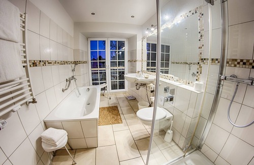 Erkelenz Hotel | Discover Landhaus Göddertzhof: Family-Friendly Getaway