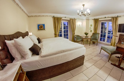 Erkelenz Hotel | Discover Landhaus Göddertzhof: Family-Friendly Getaway