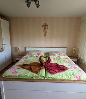 Friesau Apartment | Discover Comfort at Landhaus "Kühler Morgen" - Family Friendly