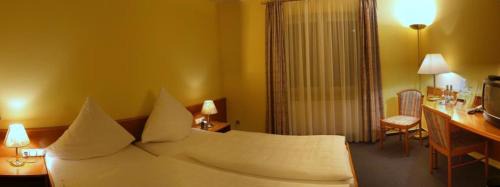 Runkel Hotel | Cozy Landhaus Schaaf: Family-Friendly with Hot Tub Access