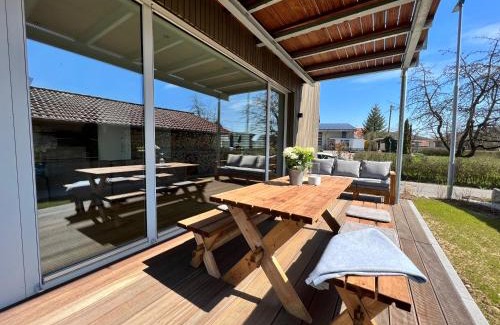 Ueberlingen Apartment | Relaxing Retreat at Landhaus zum See - Fewo Birke