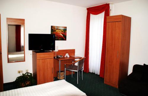 Selters House | Pet-Friendly Retreat at Landhotel Adler with Breakfast Included