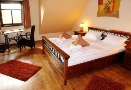 Grevenbroich House | Cozy Landhotel Lindenhof: Pet-Friendly & Family Amenities