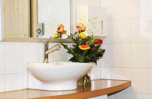 Markt Erlbach Hotel | Welcoming Landhotel Rangau Gasthof with Oceanfront Views