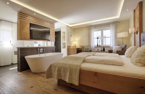 Schwarzach am Main Hotel | Welcoming Getaway at Landhotel Schwab with Breakfast Included