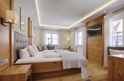 Schwarzach am Main Hotel | Welcoming Getaway at Landhotel Schwab with Breakfast Included