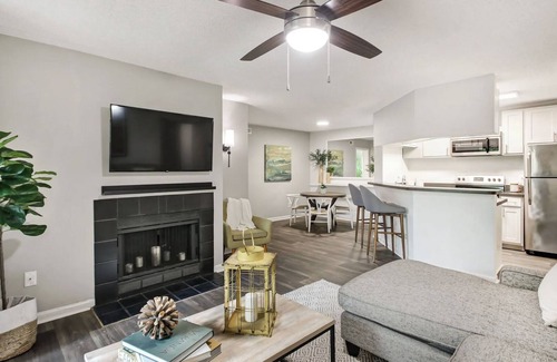 Sunbeam Apartment | Landing | Amazing 1BD, Tennis Court, Courtyard