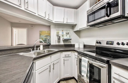 Sunbeam Apartment | Landing | Amazing 1BD, Tennis Court, Courtyard