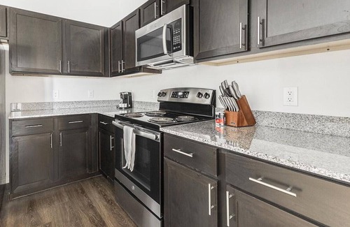Burleson Apartment | Explore Downtown Burleson at Auberge of Burleson Hotel