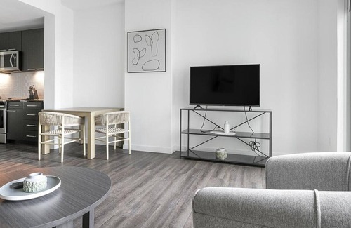 Greenway Plaza-Upper Kirby Apartment | Discover Avenue Grove - 2 Bedroom Getaway in Downtown West