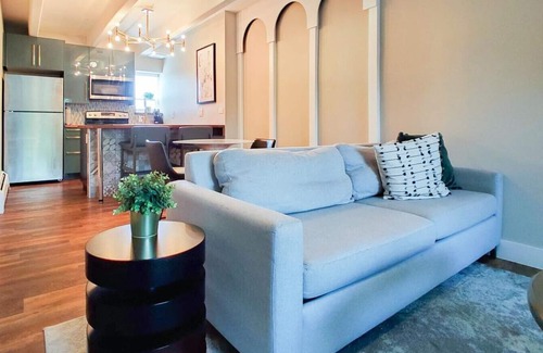 Congress Park Apartment | Discover Black Swan: Cozy 1 Bedroom in Congress Park