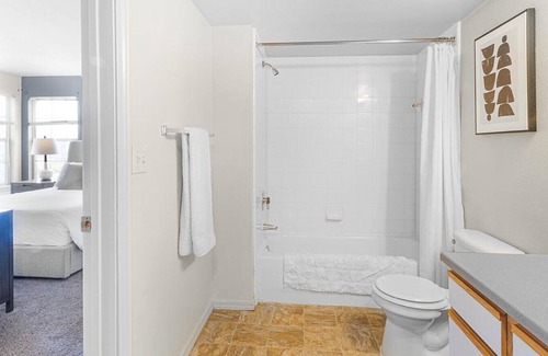 Wichita Apartment | Cozy 1 Bedroom at Crown Chase Apartments in Downtown Wichita