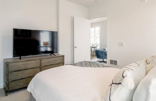 Silver Lake Apartment | Relax at Helm: 2-Bedroom Retreat in Silver Lake
