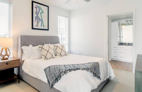 Silver Lake Apartment | Relax at Helm: 2-Bedroom Retreat in Silver Lake