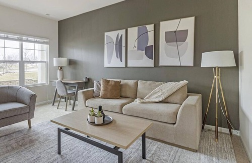 North Aurora Apartment | Explore Randall Highlands: 3 Bedroom Retreat in West Aurora
