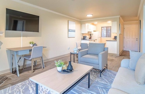 Grass Lawn Apartment | Experience Skyline Redmond: Pet-Friendly 2 Bedrooms