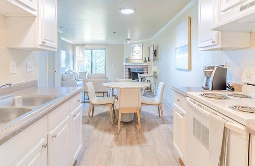 Grass Lawn Apartment | Experience Skyline Redmond: Pet-Friendly 2 Bedrooms