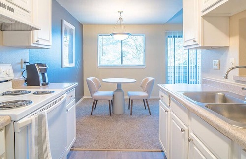 Downtown Apartment | Cozy Retreat at Skyline Redmond - 1 Bedroom in Grass Lawn