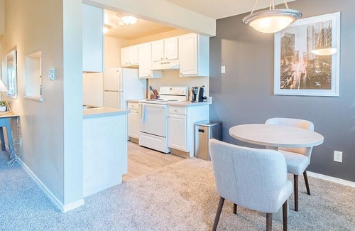 Downtown Apartment | Cozy Retreat at Skyline Redmond - 1 Bedroom in Grass Lawn