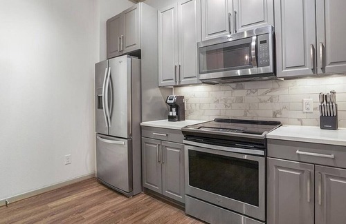 Garland Apartment | Explore The Hendry: 1 Bedroom Retreat in Downtown Garland