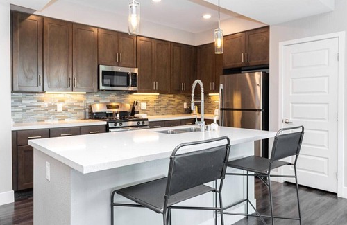 Rhodes Ranch Apartment | Discover The Mercer: Family-Friendly Stay in Rhodes Ranch