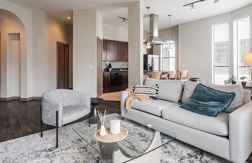 Greenway Plaza-Upper Kirby Apartment | Enjoy Comfort at The Metropole - 2 Bedrooms in Greenway