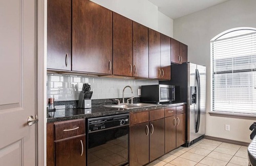 Greenway Plaza-Upper Kirby Apartment | Enjoy Comfort at The Metropole - 2 Bedrooms in Greenway
