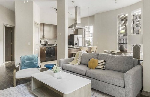Greenway Plaza-Upper Kirby Apartment | Discover The Metropole: 2 Bedrooms in Greenway Area