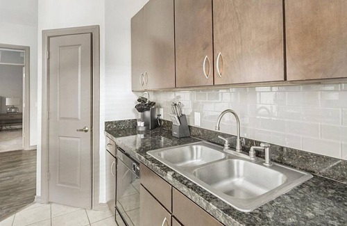 Greenway Plaza-Upper Kirby Apartment | Discover The Metropole: 2 Bedrooms in Greenway Area