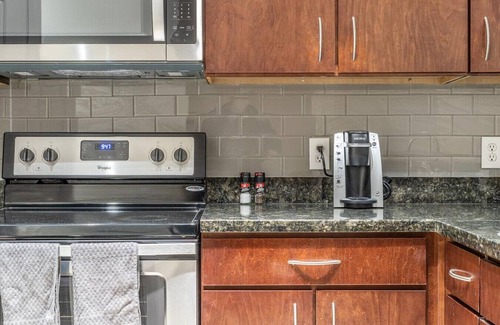 Greenway Plaza-Upper Kirby Apartment | Discover The Metropole: 1 Bedroom Retreat in Greenway