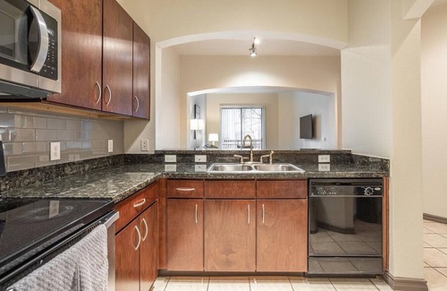 Greenway Plaza-Upper Kirby Apartment | Discover The Metropole: 1 Bedroom Retreat in Greenway
