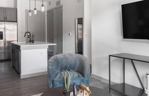 MLK Apartment | Landing | Beautiful 1BD, Gym, Courtyard