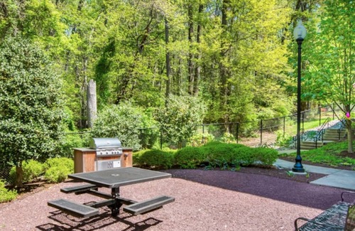 Chillum Apartment | Discover Mode at Hyattsville - Ideal Studio with Amenities