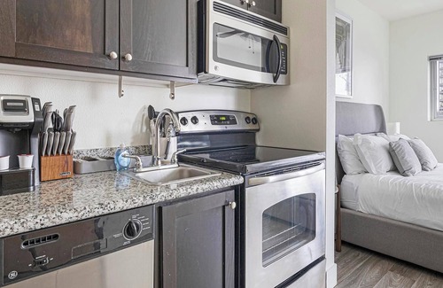 Pearl District Apartment | Landing | Beautiful Studio, Gym, Courtyard