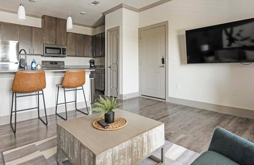 Manor Apartment | Landing | Chic 1BD, Courtyard, Pool