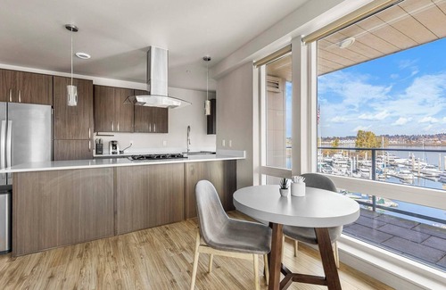 Hayden Island Apartment | Landing | Incredible 2BD, Courtyard, Gym
