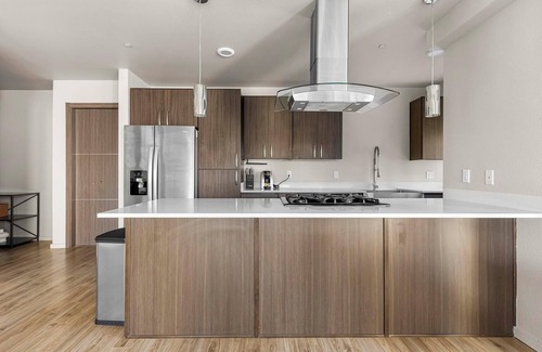 Hayden Island Apartment | Landing | Incredible 2BD, Courtyard, Gym