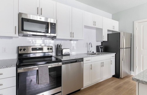 Conroe Apartment | Landing | Modern 2BD, Gym, Yoga Studio