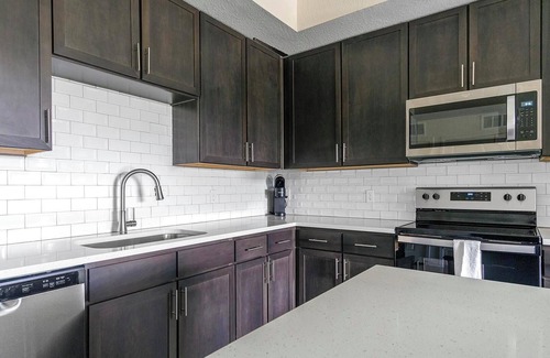 Palmetto Apartment | Landing | Modern 2BD, Pool, Yoga Studio