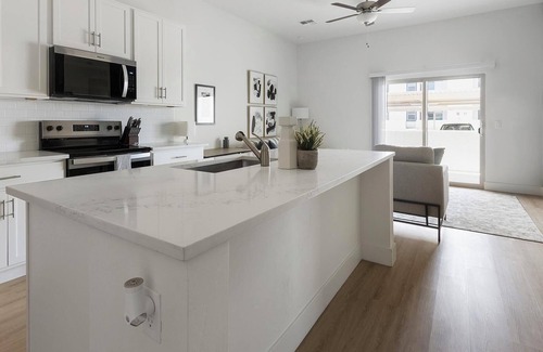 Casas Adobes Apartment | Landing | Modern 2BD, Pool